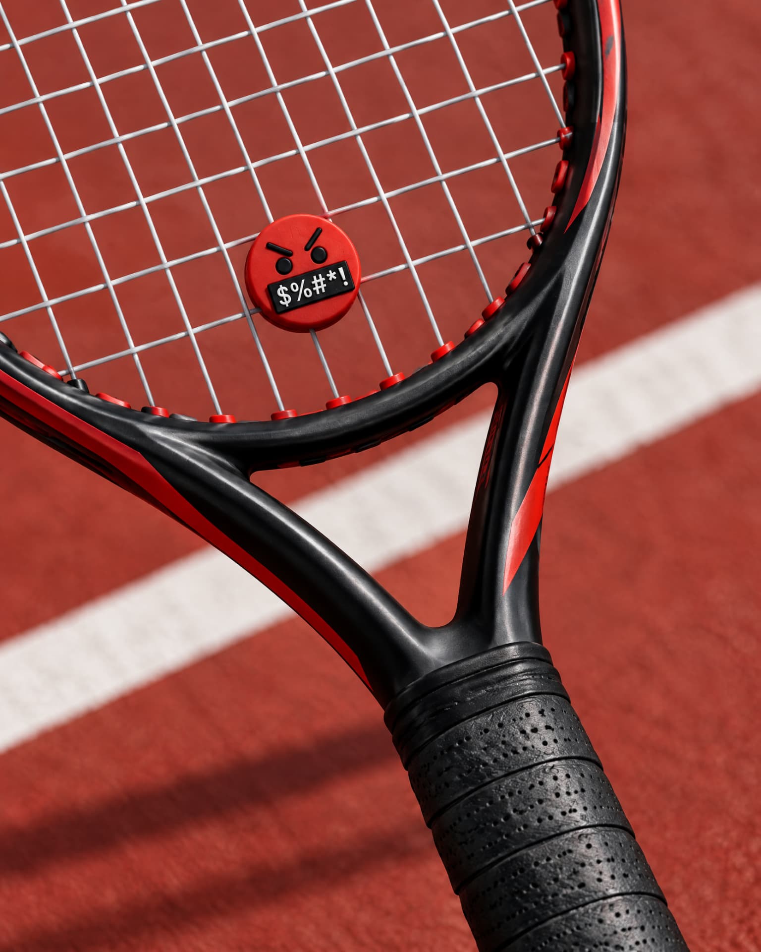 Censored demper met zwarte overgrip op een tennisracket